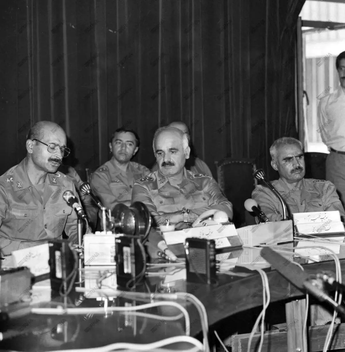 عکسی دیده نشده از فرماندهان بلند پایه ارتش بعد از یک عزل تاریخی بنی صدر+ ببینید