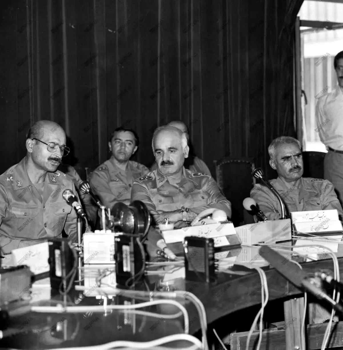 عکسی دیده نشده از فرماندهان بلند پایه ارتش بعد از یک عزل تاریخی بنی صدر+ ببینید 