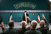 مجبورند با خبر و شایعه دروغ چهره سپاه را مخدوش کنند/ سپاه جذاب است، بسیج جذاب است/ همه مسئولان کشور موظفند کار جهادی و شبانه‌ روزی کنند و خستگی نشناسند