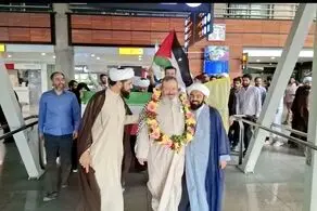 قاسمیان جنجالی با دسته گل هواداران آزاد شد + عکس 