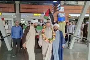 قاسمیان جنجالی با دسته گل هواداران آزاد شد + عکس 