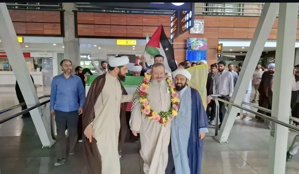 قاسمیان جنجالی با دسته گل هواداران آزاد شد + عکس 