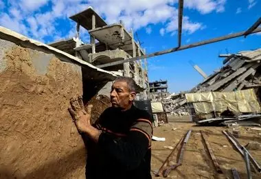 این پدر پیش از زمستان با استفاده از گل و مصالح خانه می‌سازد + عکس 