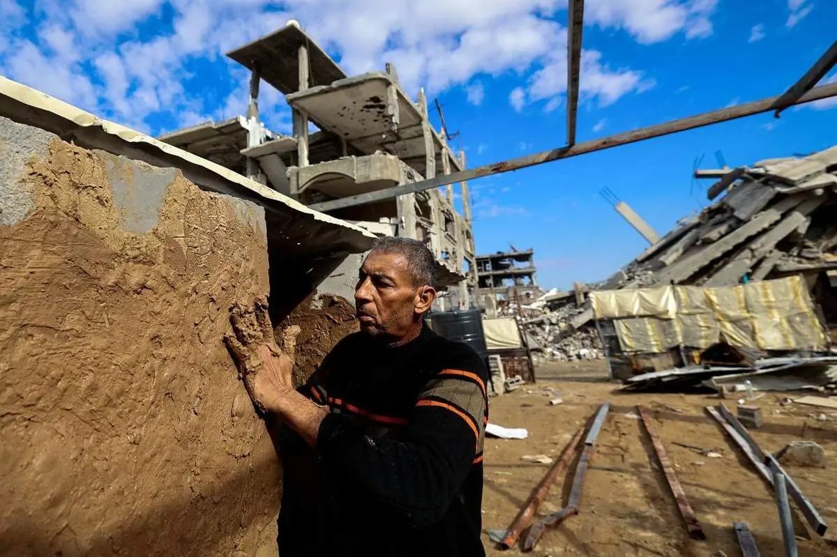 این پدر پیش از زمستان با استفاده از گل و مصالح خانه میسازد + عکس