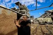 این پدر پیش از زمستان با استفاده از گل و مصالح خانه می‌سازد + عکس 