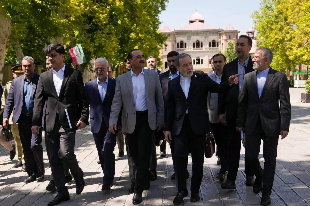 بازدید فرمانده ارتش پاکستان از میدان مشق همراه با وزیر امور خارجه + عکس 