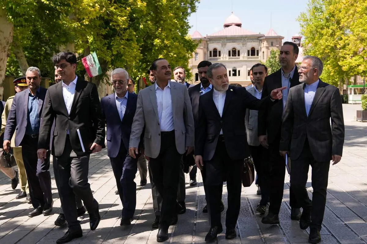 بازدید فرمانده ارتش پاکستان از میدان مشق همراه با وزیر امور خارجه + عکس 
