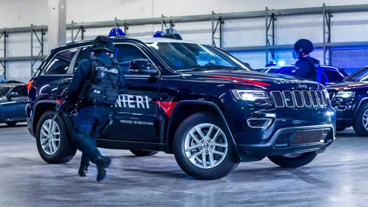 رفتار جنجالی و شرمآور پلیس با زن جوان!+ عکس