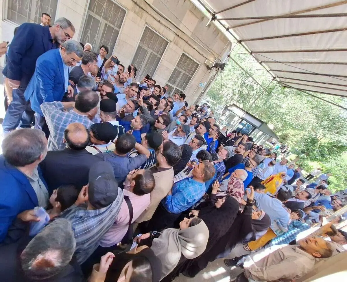 غوغا احمدی نژاد در میدان ۷۲ نارمک+ عکس 