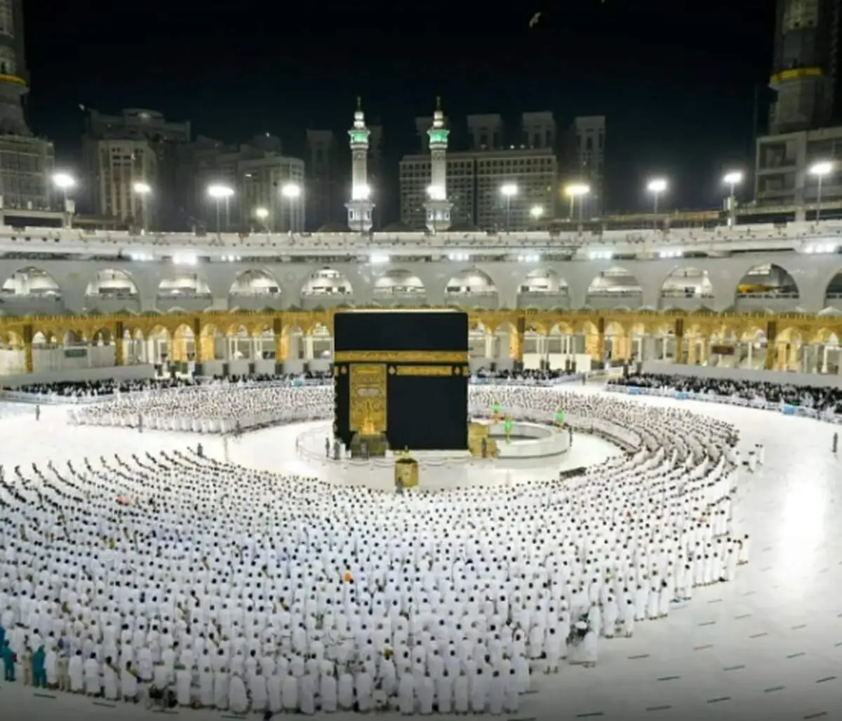یک فرد عجیب در وسط مراسم حج ظاهر شد/ عکس