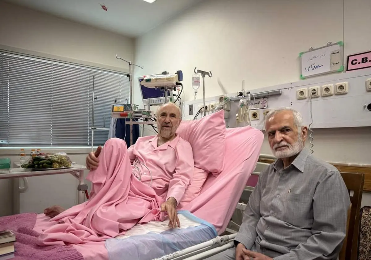 جنجال رنگ لباس سید محمد خاتمی در بیمارستان!  + ببینید 