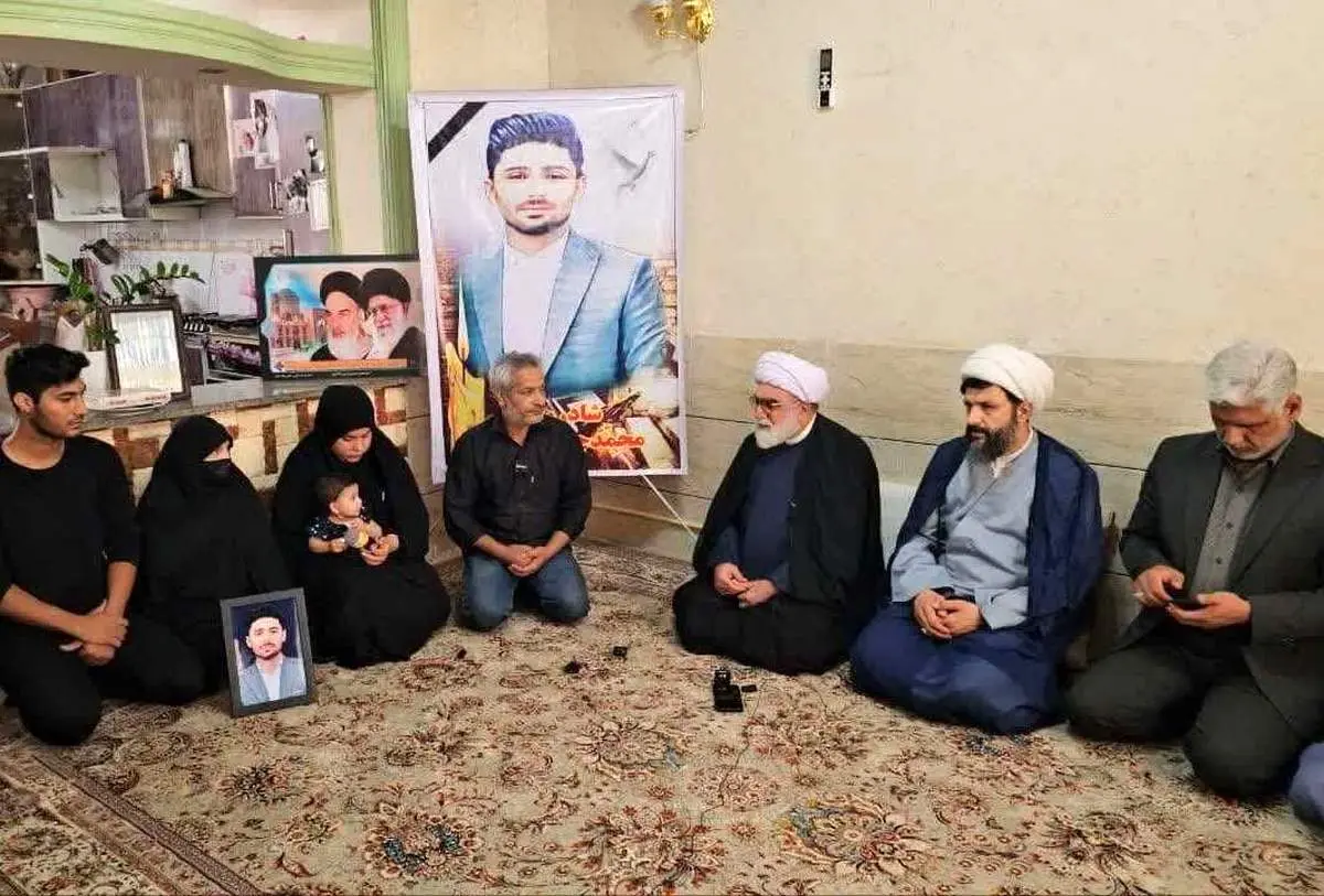 تصاویر حضور نماینده رهبری در منزل جانباختگان حادثه معدن طبس + عکس