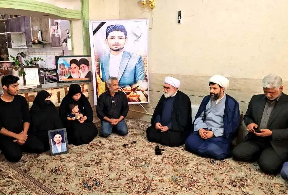 تصاویر حضور نماینده رهبری در منزل جانباختگان حادثه معدن طبس + عکس 