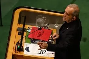 آلبوم «کمک‌های ترامپ» روی میز سازمان ملل + عکس 