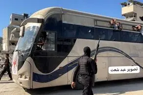 لحظه ورود اتوبوس‌های حامل اسرای آزادشده به بیمارستان ناصر در خان‌یونس + ببینید 