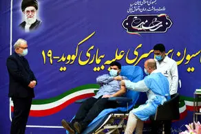 آغاز واکسیناسیون سراسری با تزریق به فرزند وزیر بهداشت/ گزارش تصویری