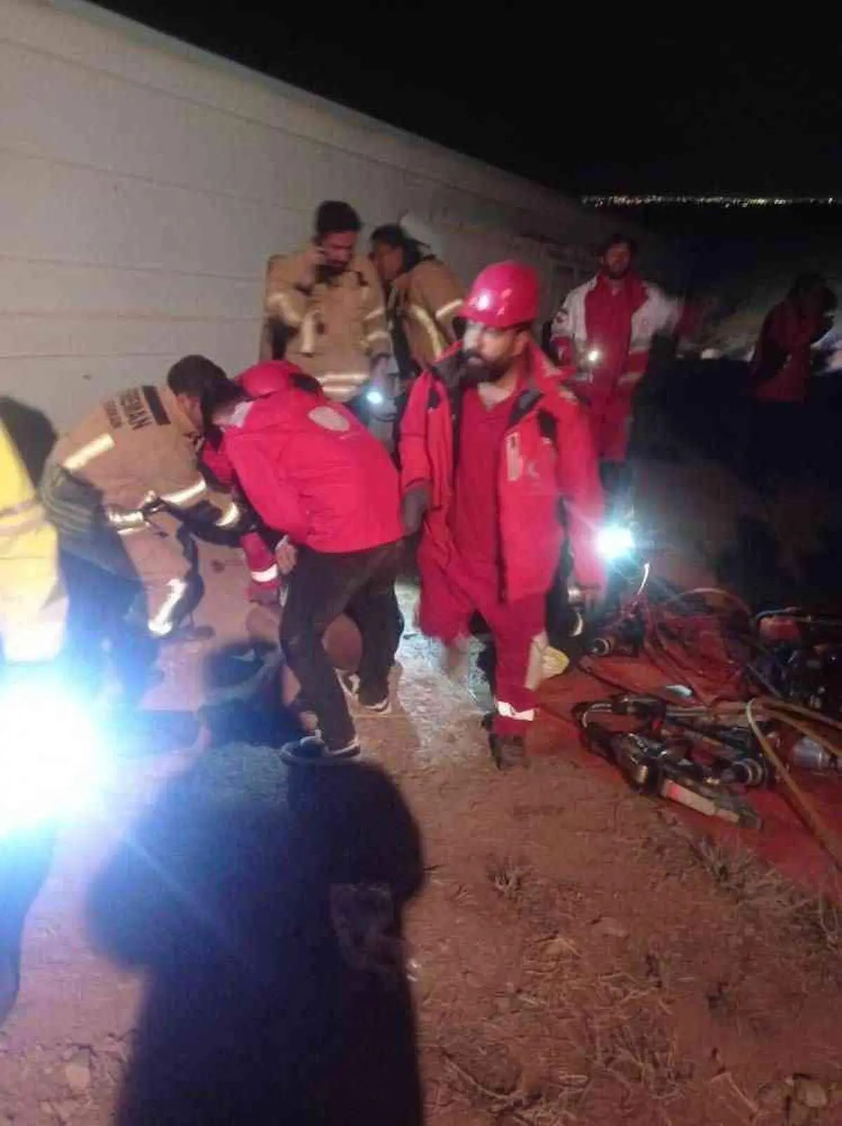 اولین تصاویر از محل حادثه واژگونى اتوبوس حامل دانش آموزان در کرمان/افزایش شمار مصدومان