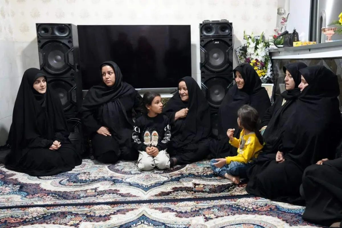 دیدار زهرا پزشکیان به نمایندگی از پدرش با خانواده شهیدی که در حمله اسرائیل به شهادت رسید