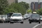 حرکت باورنکردنی دختربچه روی ماشین در حال حرکت! +عکس