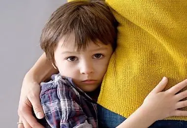 چرا فرزند من خجالتی و کم رو است؟