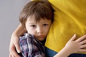 چرا فرزند من خجالتی و کم رو است؟