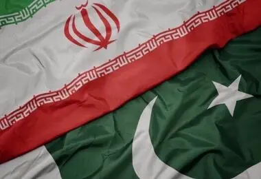 رایزنی وزیران خارجه ایران و پاکستان در مورد تنگه هرمز و توافق‌نامه دفاعی مکه