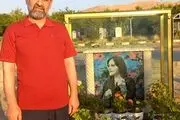 فعال سیاسی اصولگرا با تی شرت قرمز به مزار مهسا امینی رفت|  جیغ اصولگرایان بلند شد! + ببینید 