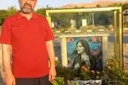 فعال سیاسی اصولگرا با تی شرت قرمز به مزار مهسا امینی رفت|  جیغ اصولگرایان بلند شد! + ببینید 