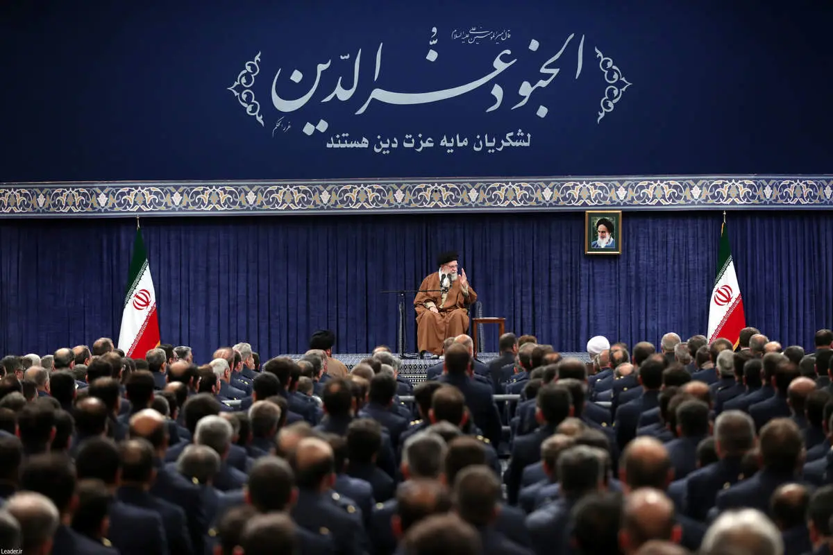 رهبر انقلاب: آمریکایی ها اگر تهدیدمان بکنند تهدیدشان میکنیم/ با یک چنین دولتی مذاکره نباید کرد، مذاکره کردن عاقلانه نیست