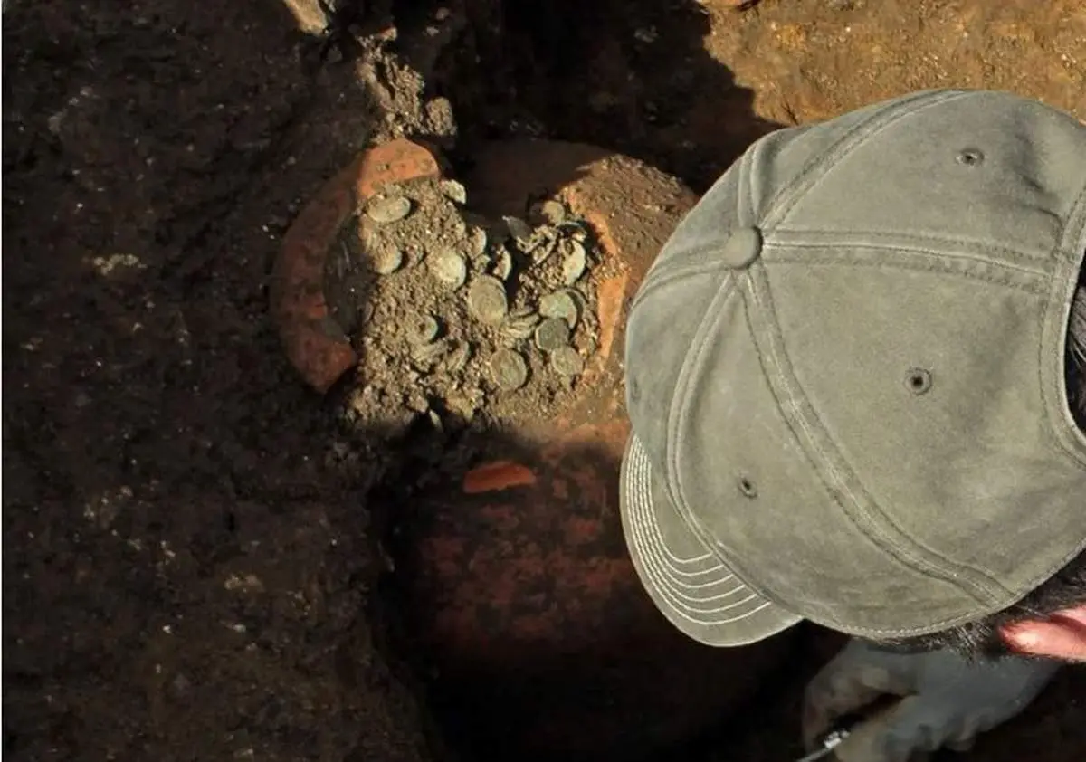کشف گنج «قلّک‌های باستانی» با ۴۰ هزار سکه از زیر خاک/ عکس