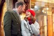 شوهر فداکار زندگی خود را صرف مراقبت از همسر بیمارش کرد + عکس

