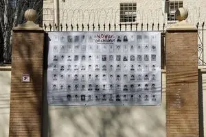 دیوار سفارت ایران در اسپانیا به تصویر شهدای میناب مزین شد + عکس 