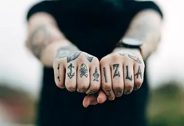  زن محجبه با تتوهای صورت در تلویزیون خبرساز شد/ فیلم