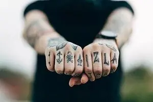  زن محجبه با تتوهای صورت در تلویزیون خبرساز شد/ فیلم
