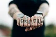  زن محجبه با تتوهای صورت در تلویزیون خبرساز شد/ فیلم