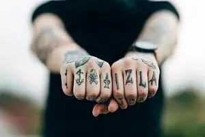 زن محجبه با تتوهای صورت در تلویزیون خبرساز شد/ فیلم