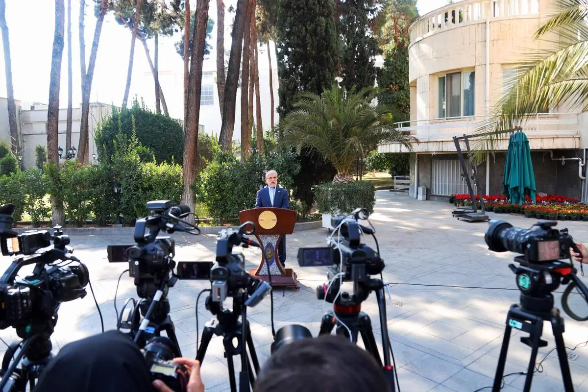 واکنش وزیر علوم به اعتراضات: حامی حضوری بودن دانشگاه‌ها هستیم