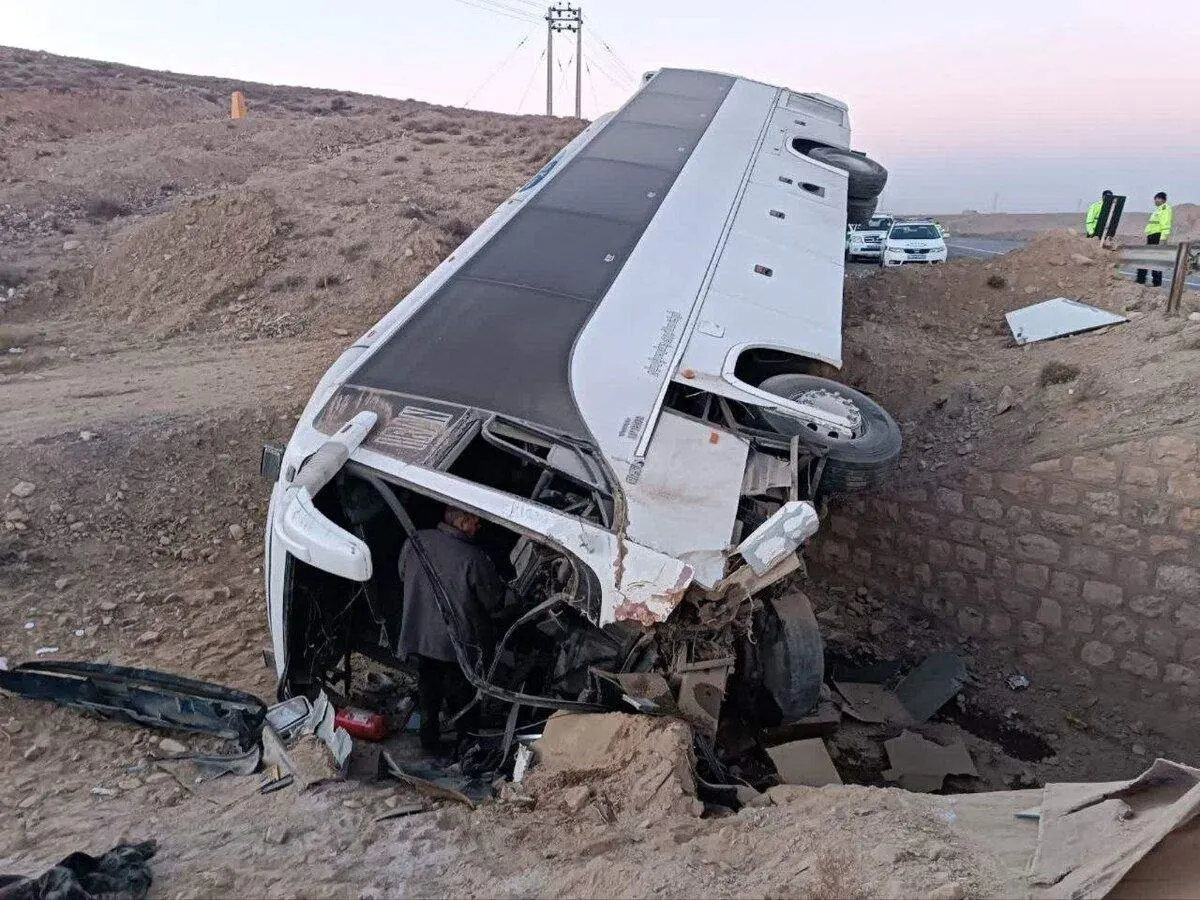 واژگونی اتوبوس در محور رزن به آوج حادثه ساز شد