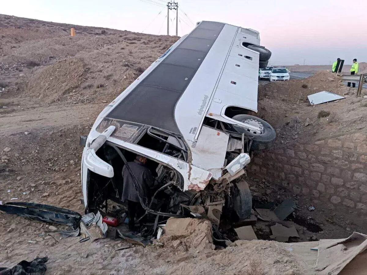 واژگونی اتوبوس در محور رزن به آوج حادثه ساز شد
