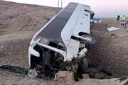 واژگونی اتوبوس در محور رزن به آوج حادثه ساز شد