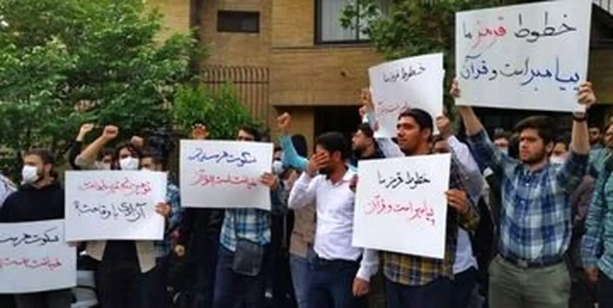 این عکس در مقابل سفارت سوئد حسابی خبرساز شد + ببینید