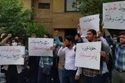این عکس در مقابل سفارت سوئد حسابی خبرساز شد + ببینید 
