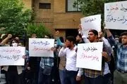 این عکس در مقابل سفارت سوئد حسابی خبرساز شد + ببینید 