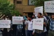 این عکس در مقابل سفارت سوئد حسابی خبرساز شد + ببینید 