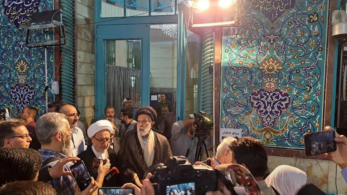 عکس از برادر رهبری پای صندوق رای + ببینید 