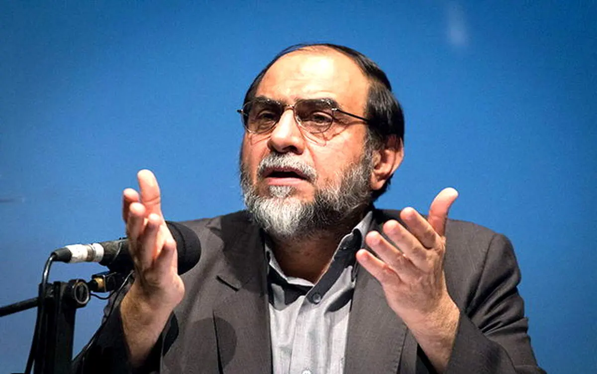 من هر چقدر سرم را محکم به مهر می‌زنم اما جایش در پیشانی ام نمی افتد! 