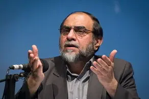 من هر چقدر سرم را محکم به مهر می‌زنم اما جایش در پیشانی ام نمی افتد! 