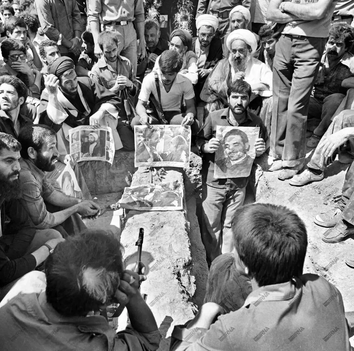 تصویر محل دفن این چهره که فقط 12 روز در ایران رئیس جمهور بود + ببینید