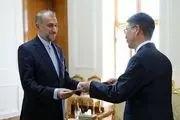 تقدیم رونوشت استوارنامه سفیر چین به امیرعبداللهیان 