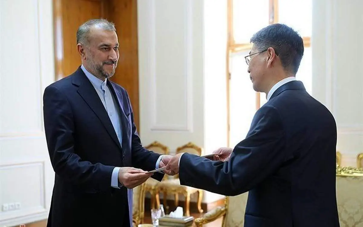 تقدیم رونوشت استوارنامه سفیر چین به امیرعبداللهیان